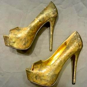 Very cute good and black Shoedazzle platform heels size 10 and never worn.